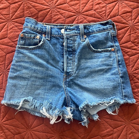SOLD | Levi’s ribcage shorts - Picture 3 of 6